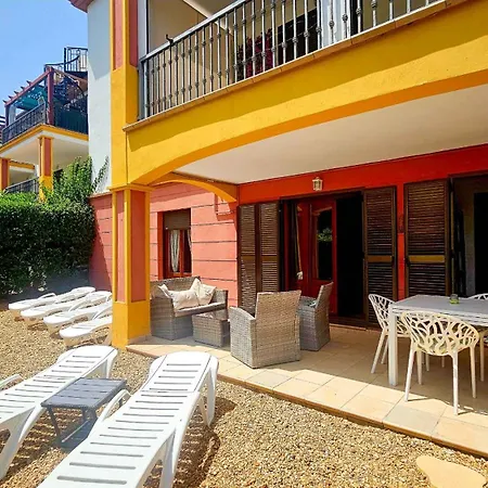Con Jardin Y Acceso A La Piscina. アパート