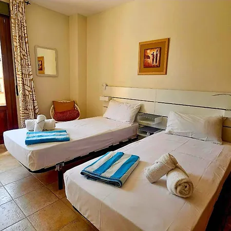 Con Jardin Y Acceso A La Piscina. アパート