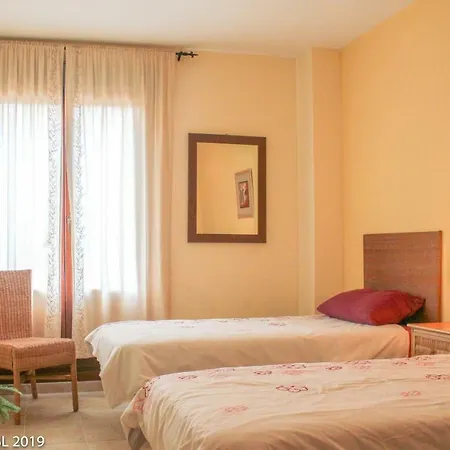 Con Jardin Y Acceso A La Piscina. アパート